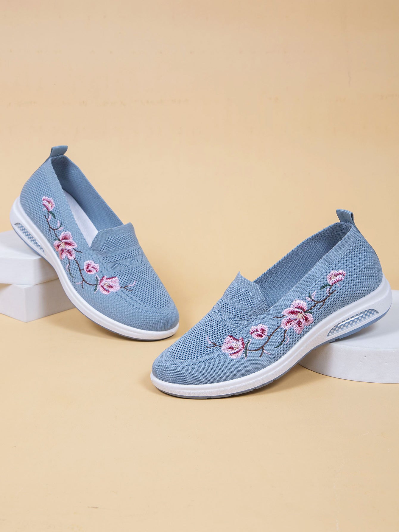 Women's Breathable Cloth Shoes Fashion Embroidery Soft Sole Shoes
